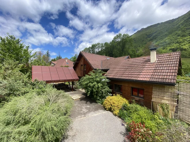 Barvni solarni moduli BISOL Spectrum se neopazno zlijejo z barvo strehe. FOTO: Bisol Group