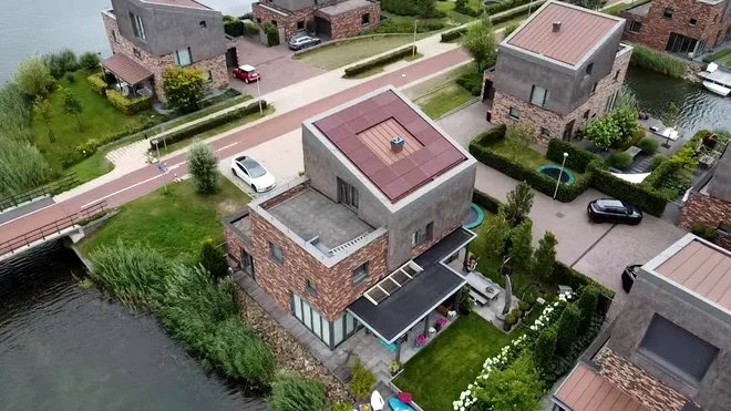 S sončno elektrarno z barvnimi moduli lahko še bolj poudarimo sodobne arhitekturne značilnosti stavbe.

FOTO: Bisol Group