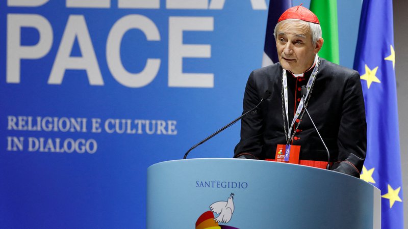 Fotografija: Papežev posebni odposlanec Matteo Zuppi je od včeraj v Ukrajini. FOTO: Remo Casilli/Reuters