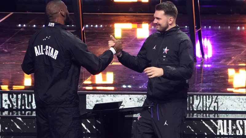 Čeprav še ni konec sezone, je tudi v ligi NBA že napočilo obdobje  kislih kumaric. LeBrona James že selijo iz Los Angelesa v Dallas, kjer bi združil moči z Luko Dončićem in Kyriejem Irvingom. FOTO: Kirby Lee/Usa Today Sports