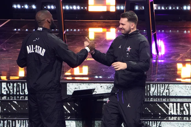 Čeprav še ni konec sezone, je tudi v ligi NBA že napočilo obdobje  kislih kumaric. LeBrona James že selijo iz Los Angelesa v Dallas, kjer bi združil moči z Luko Dončićem in Kyriejem Irvingom. FOTO: Kirby Lee/Usa Today Sports