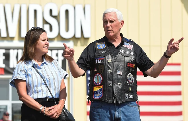 Mike Pence v družbi z ženo Karen. FOTO: Dave Kaup/Reuters