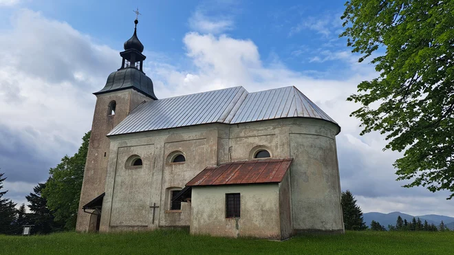 V bližini cerkve sv. Urha naj bi živel znani tihotapec. FOTO: Mitja Felc