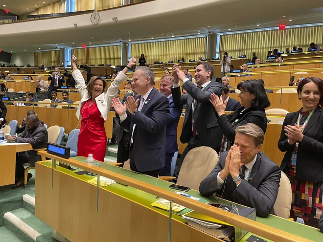»Kontakti in napovedi so se začeli že danes ob čestitkah, delo bo steklo takoj tako tu v New Yorku kot na ministrski ravni. Države že pristopajo k nam in si želijo pogovorov,« je Tanja Fajon povedala po glasovanju. FOTO: Tanja Fajon/Twitter