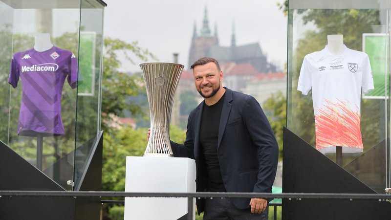 Fotografija: Pokal za zmagovalca konferenčne lige je že na ogled. Ambasador finalnega dvoboja pa je tudi nekdanji odlični češki nogometaš in bivši član Fiorentine Tomáš Ujfaluši. FOTO: Stringer/AFP