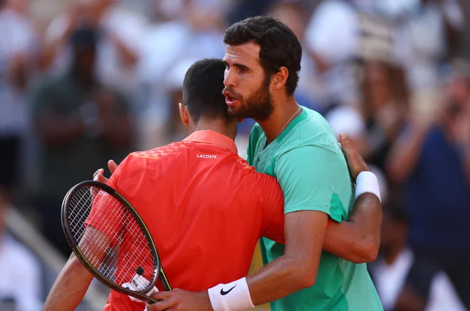 Novak Đoković in Karen Hačanov sta odigrala športni dvoboj. FOTO: Lisi Niesner/Reuters