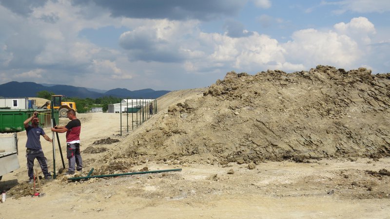 Fotografija: Sanacijska dela na območju inertnih odpadkov v Suhadolski jami še vedno potekajo. FOTO: Bojan Rajšek/Delo