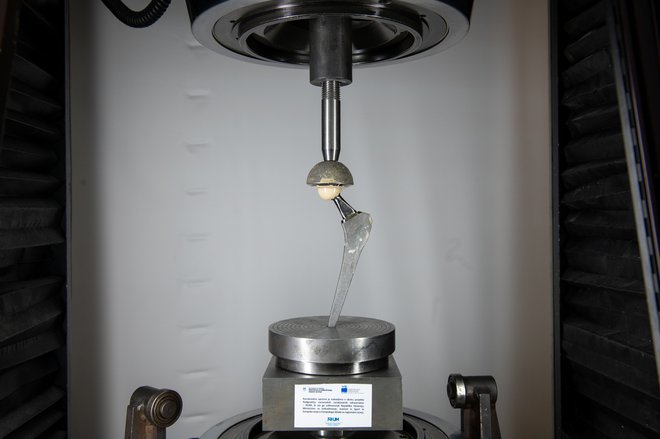 Kolčna endoproteza z izmenljivim vratom na stroju za preizkušanje. FOTO: arhiv UM