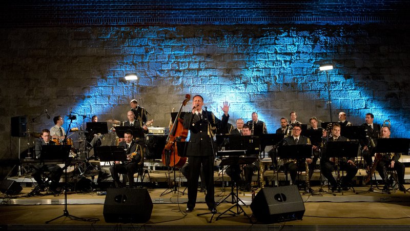 Fotografija: Big band orkestra Slovenske vojske je odprl festival Junij v Ljubljani. Foto Matej Kramzer