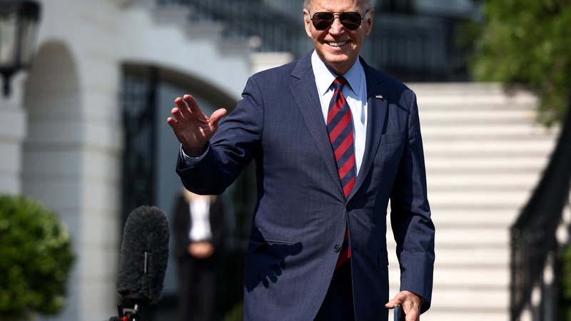 Fotografija: Je ameriški predsednik izkušen mož s pilotskimi sončnimi očali, ki še vedno odločno usmerja svet, ali le lutka, s katero manipulirajo demokratski akterji iz ozadja? FOTO: Evelyn Hockstein/Reuters