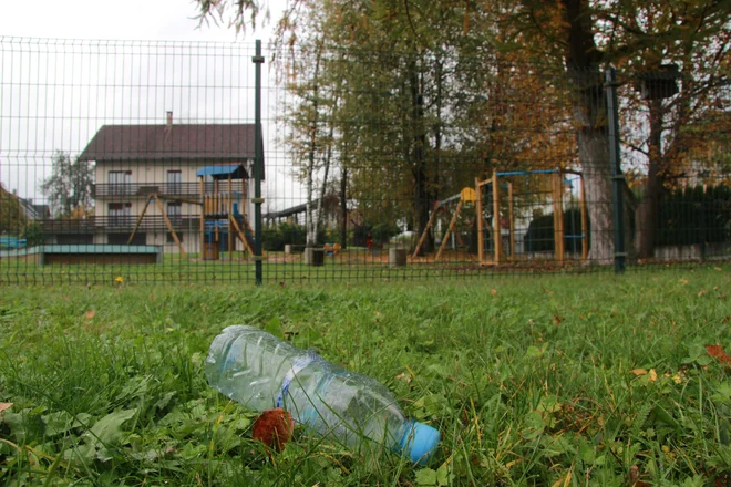 Onesnaženo plastenko lahko predelajo le enkrat, in to v drugorazredni tekstil, kot so preproge, pravi Erika Oblak iz Eko kroga. FOTO: Špela Ankele/Delo