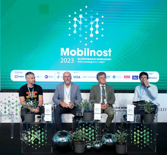 (Prvi z leve): Iztok Franko, strateški svetovalec in ljubitelj analitike, prof. dr. Rado Pišot, direktor ZRS Koper, prof. Igor Mekjavić, znanstveni svetovalec na Institutu Jožef Stefan, in moderator Matej Praprotnik, novinar in kolesarski župan Ljubljane. FOTO: Blaž Samec/Delo