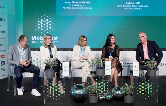 Kaj poganja e-mobilnost? Z leve: Dušan Lukič, Ana Cergolj Kebler, Simona Felser, Darja Kocjan in moderator Igor E. Bergant. FOTO: Blaž Samec/Delo