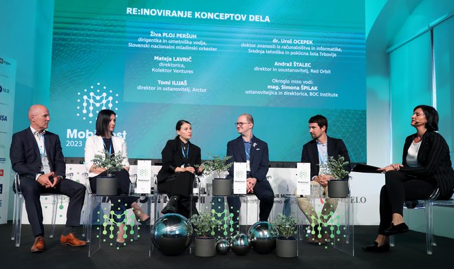 (Prvi z leve): Tomi Ilijaš, Mateja Lavrič, Živa Ploj Peršuh, Uroš Ocepek in Andraž Štalec so z moderatorko Simono Špilak soočili mnenja o inovranju konceptov dela. FOTO: Blaž Samec/Delo