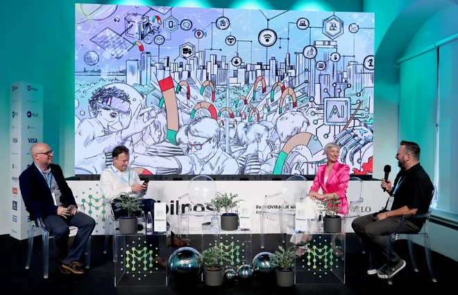 Antropolog dr. Dan Podjed (prvi z leve), Marko Grobelnik, poznavalec umetne inteligence na Institutu Jožef Stefan, moderatorka Ina Kukovič Borovnik in ilustrator Mitja Bokun. FOTO: Blaž Samec/Delo