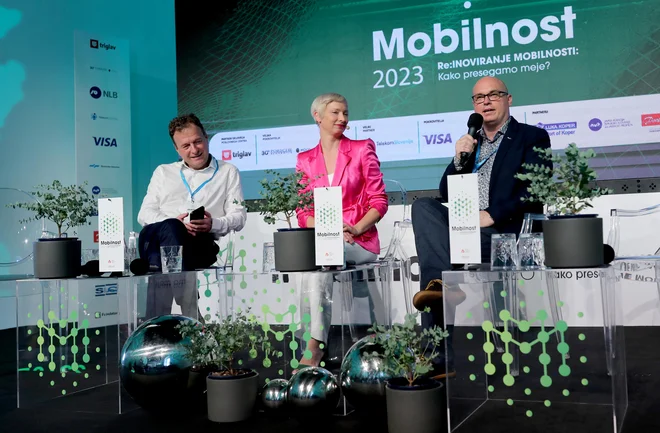 Marko Grobelnik, poznavalec umetne inteligence na Institutu Jožef Stefan, moderatorka Ina Kukovič Borovnik in antropolog dr. Dan Podjed. FOTO: Blaž Samec/Delo