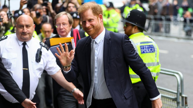 Fotografija: Tabloide Mirror Group Newspapers toži še okoli 100 strank, je pa princ Harry eden najbolj znanih med njimi. FOTO: Hannah Mckay/Reuters