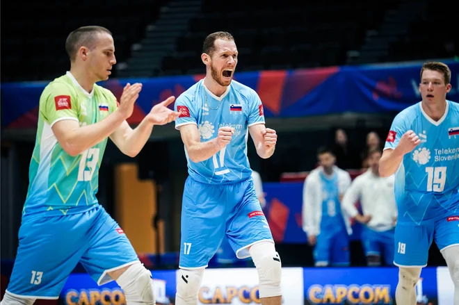 Kapetan Tine Urnaut (na sredini) je zbral 22 točk. FOTO: Volleyball World