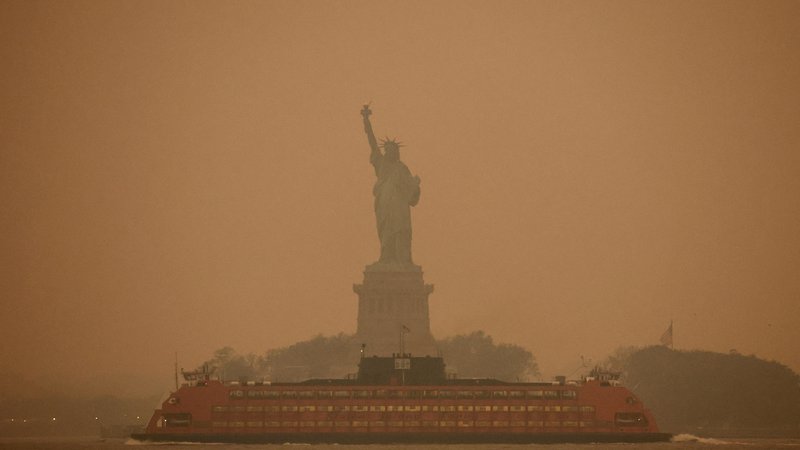 Fotografija: Kip svobode za gostim dimom. Foto Amr Alfiky/Reuters