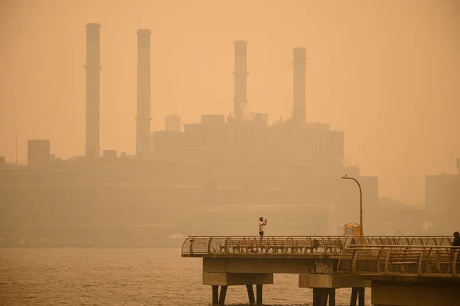 Običajno dramatična silhueta Manhattna je zamegljena. Foto Ed Jones/Afp