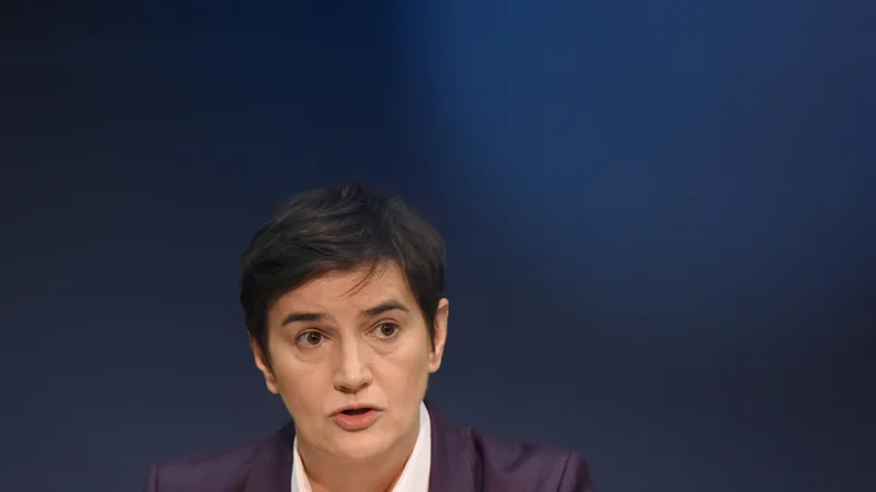 Premierka Ana Brnabić je na novinarski konferenci z Vučićem povedala, da meni, da so volitve edini izhod iz trenutne situacije, saj se, kot je dejala, opozicija niti 12 dni po pozivu s strani predsednika države na pogovore ni odzvala. FOTO: Zorana Jevtić/Reuters