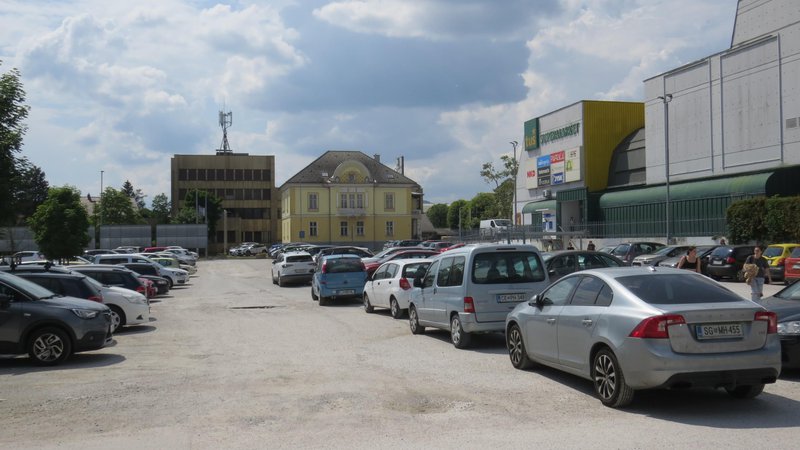 Fotografija: Mesto se utaplja v pločevini, zato nameravajo uvesti plačilo parkirnine. FOTO: Bojan Rajšek/Delo