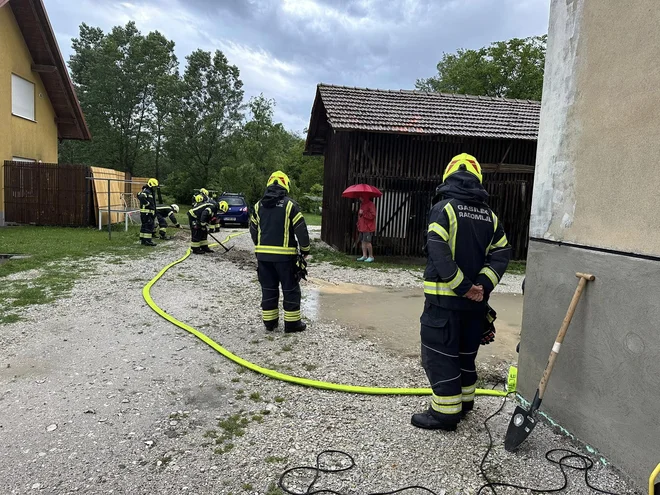 Gasilci iz Radomelj na intervenciji v sinočnjem neurju. FOTO: PGD Radomlje/Facebook