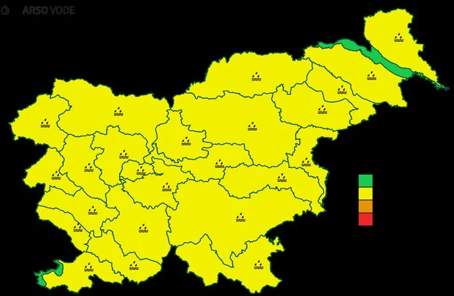 Hidrološko poročilo za danes. Zelena pomeni običajne hidrološke razmere, rumena pa razlivanje vodotokov in potencialno nevarne hidrološke razmere, ki zahtevajo povečano pozornost ljudi pri gibanju in dejavnostih v obrečnem prostoru. VIR: Arso