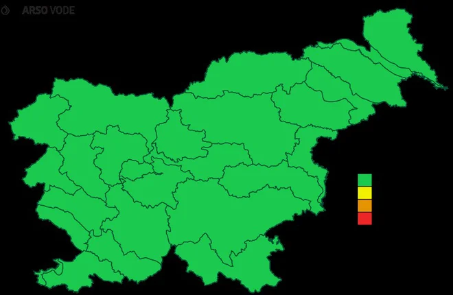 Hidrološko poročilo za petek. Zelena pomeni običajne hidrološke razmere, rumena pa razlivanje vodotokov in potencialno nevarne hidrološke razmere, ki zahtevajo povečano pozornost ljudi pri gibanju in dejavnostih v obrečnem prostoru. VIR: Arso