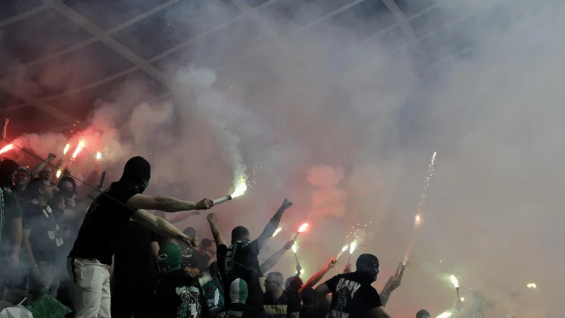 Fotografija: Maribor in Olimpija bosta plačala zapitek navijačev za nešportno in neprimerno vedenje v finalu pokala Pivovarne Union. FOTO: Voranc Vogel/Delo