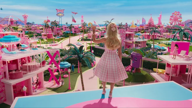 Prvi igrani film o najslavnejši lutki oziroma najslavnejši igrači na svetu je fantazijska komedija, v kateri se Barbie in Ken iz sanjskega sveta podata v resnični svet. FOTO: promocijsko gradivo