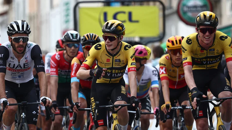 Jonas Vingegaard (v sredini) je danes prepričljivo ugnal vse tekmece. FOTO: Anne-Christine Poujoulat/AFP