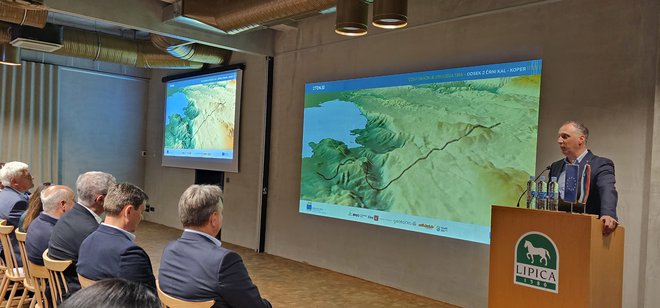 Vladimir Vukadin iz IRGO Consultinga je na strokovni koinferenci v Lipici pojasnil, kako zapletene in pomembne so geološke raziskave za izvedbo projekta. Foto Boris Šuligoj
