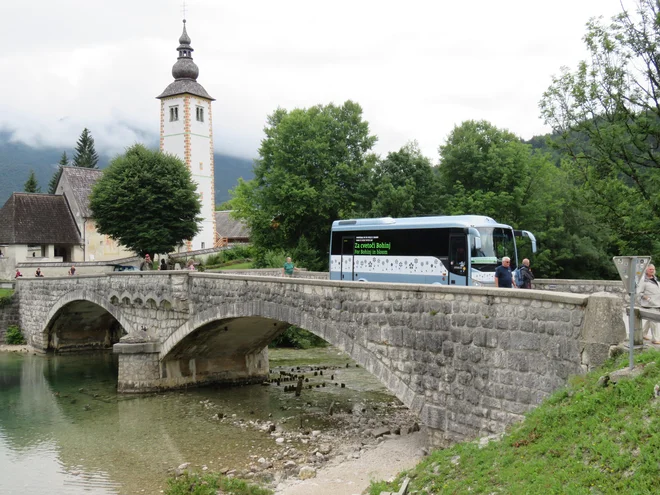 Za trajnostno mobilnost si v Bohinju že nekaj časa prizadevajo, a vsaj doslej je bilo linij pogosto premalo. Foto Blaž Račič