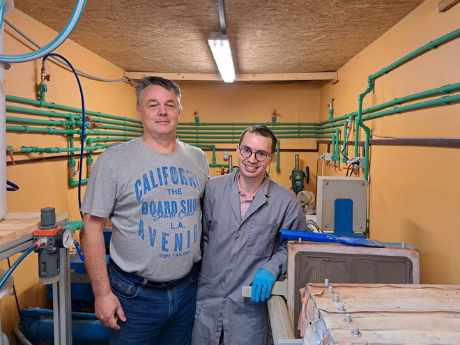 Domen Leštan (levo) in Simon Gluhar v enem od dveh kontejnerjev, v katerih so prikazali čiščenje zemlje težkih kovin. FOTO: Špela Kuralt/Delo