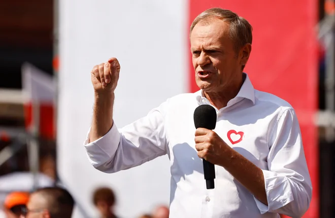 Lex Tusk: Desničarska vlada hoče s protiustavnim zakonom o »ruskem vplivu« diskvalificirati vodjo opozicije.
FOTO: Wojtek Radwanski/Afp