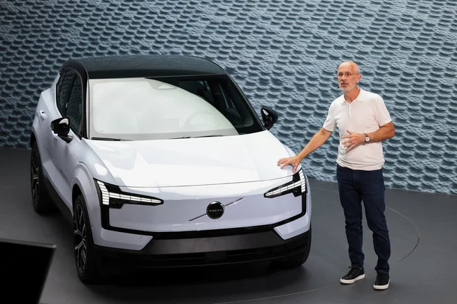 Jim Rowan, prvi mož Volva, predstavlja novega manjšega električnega športnega terenca. Ta naj bi k znamki privabil veliko novih strank. FOTO: Claudia Greco/Reuters