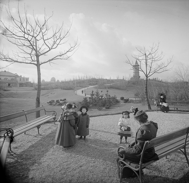 Otroci v dunajskem Parku turškega rova (Türkenschanzpark), fotografija iz okoli leta 1900. FOTO: Avstrijska nacionalna knjižnica