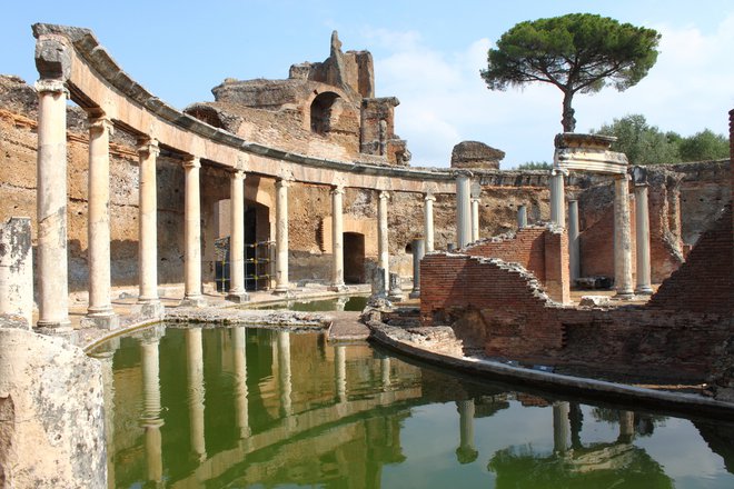 Villa Hadriana je najbolj impresiven ohranjen kompleks vil s formalnim vrtom iz tega časa. Nahaja se v Tivoliju, približno 30 kilometrov od Rima. FOTO: Wikipedia