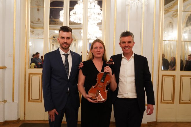 Alen Senekovič, violinistka Oksana Pečeny in izdelovalec prestižne violine Edgar Russ. FOTO: Arhiv organizatorja