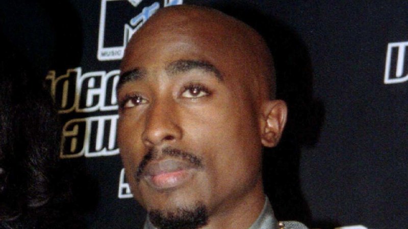 Fotografija: Kot raperski zvezdnik iz prve lige se je Tupac Shakur samo nekaj dni pred smrtjo septembra 1996 udeležil podelitve nagrad glasbene televizije MTV, ki je takrat narekovala trende popkulture. FOTO: Mike Segar/Reuters