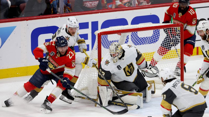 Fotografija: Hokejisti Floride so v finalu NHL prvič premagali Las Vegas, ko je za zmago zadel Carter Verhaeghe (levo). FOTO: Patrick Smith/AFP