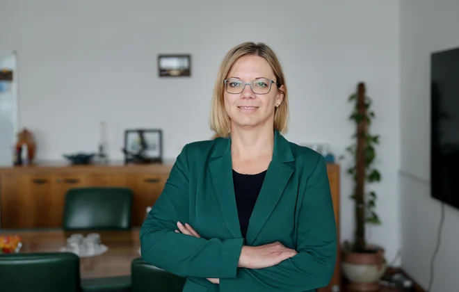 Po besedah ministrice za javno upravo Sanje Ajanović Hovnik se novela uslužbenskega zakona v nekaj točkah dotika prenove plačnega sistema, o kateri se pogajajo s sindikati.

FOTO: Blaž Samec