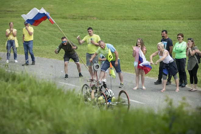 Kolesar s pedali na ročni pogon na kolesarskem Maratonu Franja junija 2021. FOTO: Jure Eržen/Delo