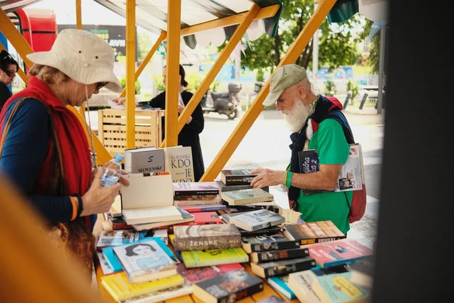 Na knjižni tržnici so obiskovalci lahko izmenjali svoje knjige ali se opremili s svežo literaturo, ki so jo podarile knjižnice. FOTO: Črt Piksi