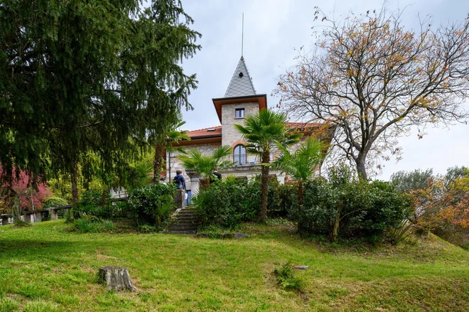 Obdaja jo prostran terasast vrt, predvsem pa jo odlikujejo pogledi na goriški grad ter Šempeter z okolico, vse do morja.
Foto Miran Kambič