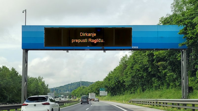 Fotografija: Napis na avtocesti, ki kliče, da stopimo s plina. FOTO: Dars
