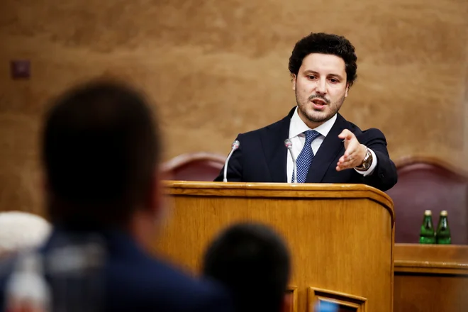 Tehnični predsednik črnogorske vlade Dritan Abazović je afero glavnega favorita za zmago na volitvah Milojka Spajića pograbil z obema rokama. FOTO: Stevo Vasiljević/Reuters