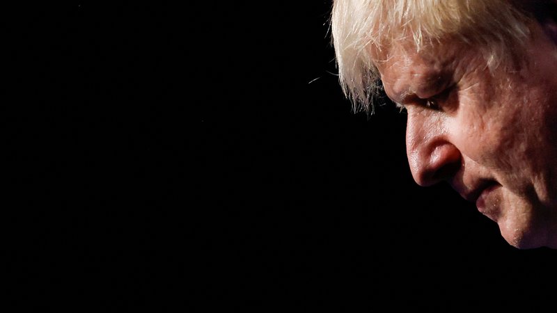 Fotografija: Boris Johnson je izjavil, da odstopa s takojšnjim učinkom, kar bo sprožilo takojšnje nadomestne volitve za njegov sedež. FOTO: Yves Herman/Reuters