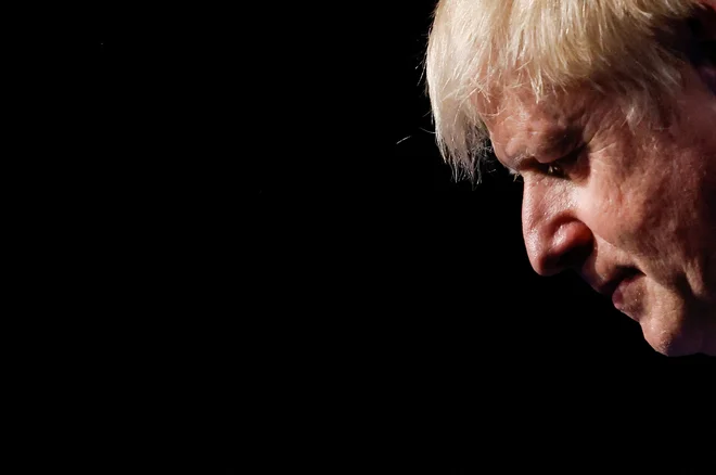 Boris Johnson je izjavil, da odstopa s takojšnjim učinkom, kar bo sprožilo takojšnje nadomestne volitve za njegov sedež. FOTO: Yves Herman/Reuters